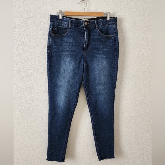 Democray Ab Technology Women's 12 Medium Wash Skinny Jeans - Picture 2 of 6